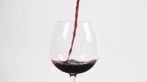 Rotwein im Burgunderglas Nahaufnahme Zeitlupe 100 fps