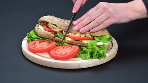 Sandwich de corte de manos mujer