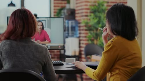 Mitarbeiter interviewen Kandidaten für eine Bewerbung auf einer Videokonferenz