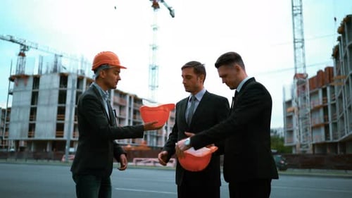 Ingenieur gibt Geschäftsleuten Helme