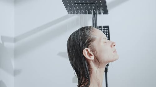 Weibchen legt sein Gesicht unter die Wassertropfen
