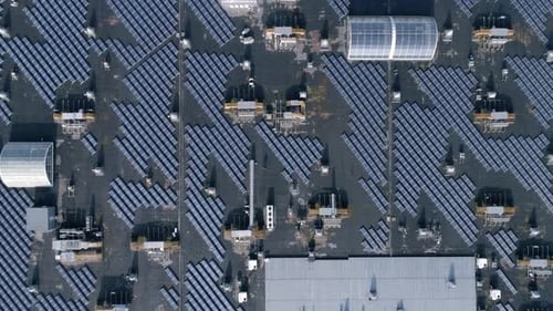 Persönliches Solarkraftwerk, Photovoltaikmodule für die Produktion von grüner Energie auf dem Dach des Hauses