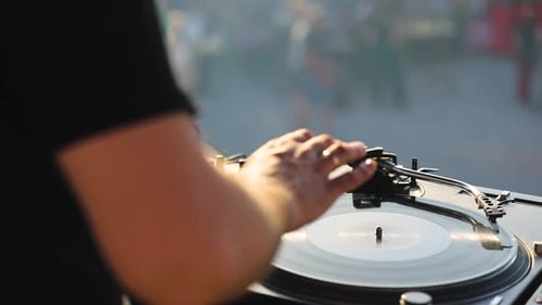 DJ mixando faixas musicais, trabalhando em close-up de equipamentos profissionais