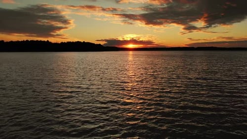 Epische Luftaufnahme des Großen Sees mit klarem blauem Wasser. Spiegelung von Himmel und Sonne