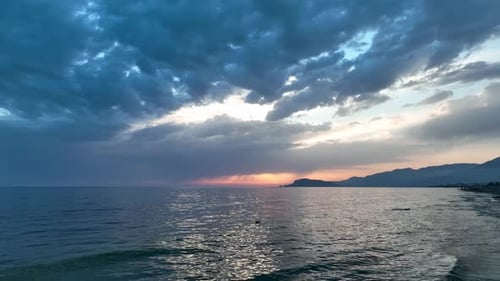 Bunter Sonnenuntergang über dem Mittelmeer