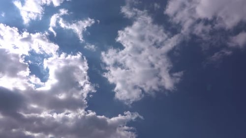 Blauer Himmelshintergrund mit weißen Wolken
