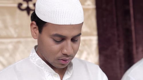 Muslimischer Mann unterhält Gebete
