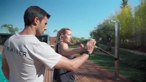 Jeune femme athlétique et entraîneur personnel faisant des exercices pour restaurer et renforcer le