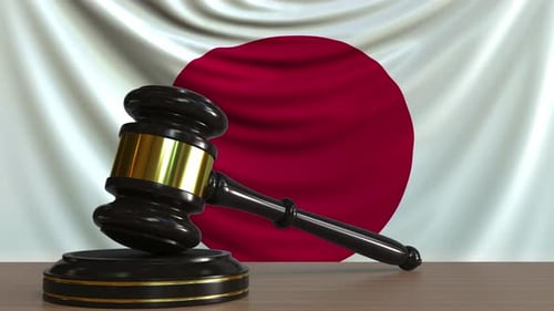 Marteau et bloc du juge contre le drapeau du Japon
