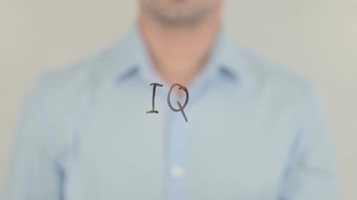 IQ, Mann schreibt auf transparenter Glasscheibe