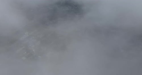 Dicke Wolken bilden sich am Himmel und nähern sich der Stadt. Änderung des Wetters