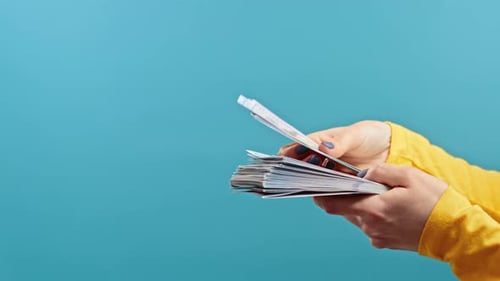 Hände einer Frau zählen USD-Währung und geben dann dem Mann Geld