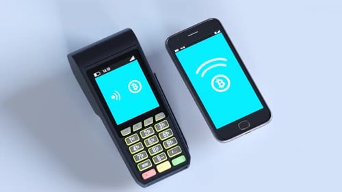 Drahtloses Bezahlen vom Smartphone zum Zahlungsterminal. Bitcoin-Übertragung. 4KHD