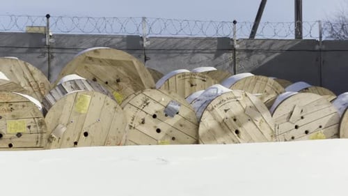Muchos carretes de cable de madera en el patio de la fábrica de cables