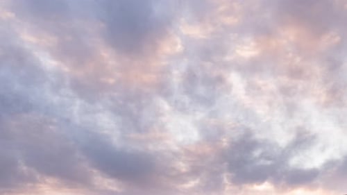 Lapso de tiempo con hermosas nubes que se mueven rápidamente al amanecer