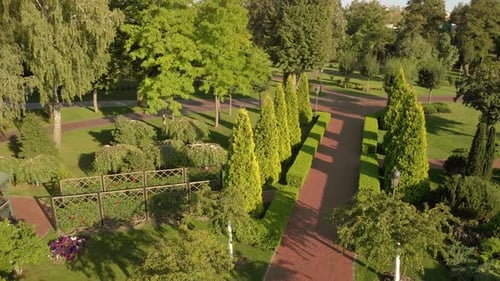 Über den Parkgarten fliegen
