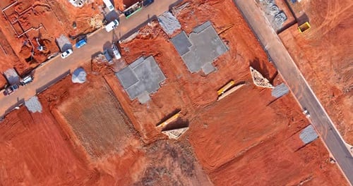 Vista aérea de la preparación de la obra para la construcción de una nueva casa sin terminar con los cimientos