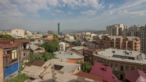Panorama Altstadt Tiflis Stadt in Georgien mit Ziegeldächern und modernen Gebäuden und Wolkenkratzern