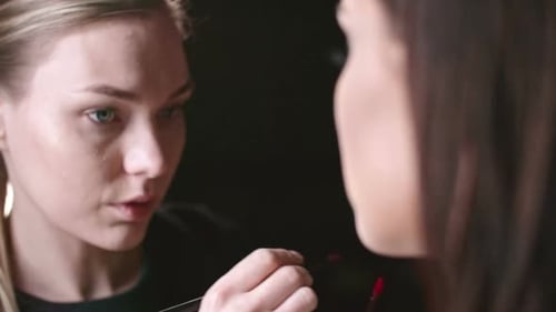 Lippenstift aufsetzen
