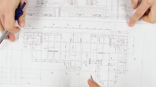 L'architecte examine les données du bâtiment le plus complet du bâtiment. Gros plan