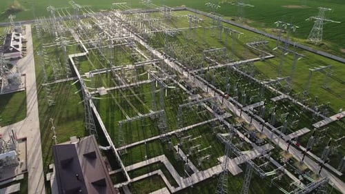 Central eléctrica con pilones altos y cables de distribución de tensión. Concepto de energía, electricidad.