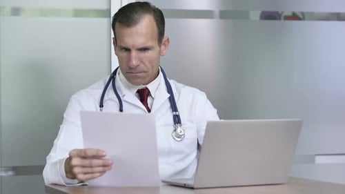 Médecin travaillant sur des documents médicaux en clinique
