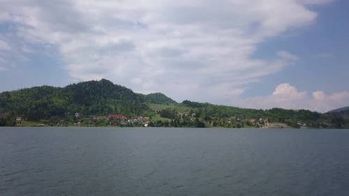 Luftaufnahme des Sees im Tal mit Bäumen und blauem Himmel