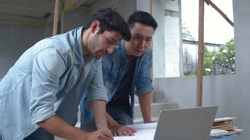 Bauingenieure, Inspektor und asiatischer Architekt diskutieren, treffen, inspizieren,