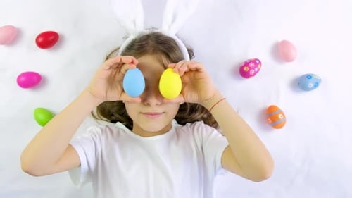 Kinderkonzept Frohe Ostern mit Eiern