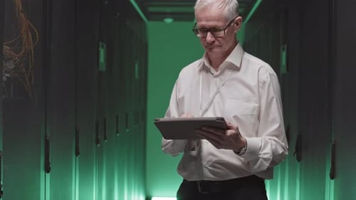 Technischer Leiter posiert im Serverraum