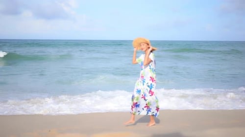 Mulher asiática desfruta de uma bela praia, mar, oceano