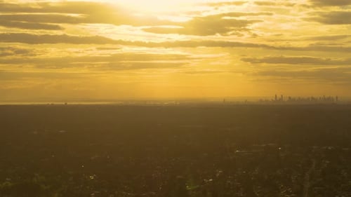 Vista de la ciudad con nubes doradas celestiales