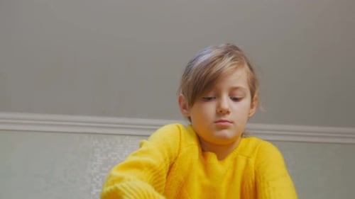 Niña cuelga ropa de cama