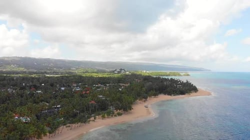 Praia perto da vista da cidade