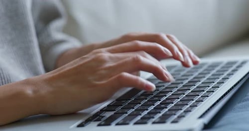 Utilisation d'un ordinateur portable par une femme à la maison