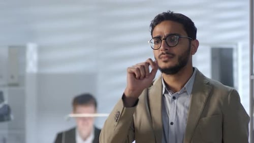 Empresario árabe trabajando en pantalla multitáctil invisible