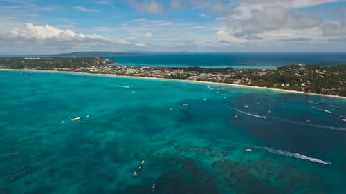 Tropischer Strand mit türkisfarbenem Meer