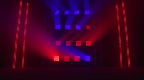 Die Bühne eines kleinen Theaters mit roten und blauen Scheinwerfern. Lichter werden aus der Dunkelheit eingeschaltet.