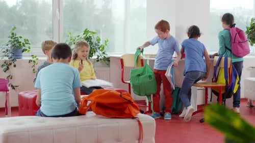 Aufgeregte Kinder machen Hausaufgaben in der Schule