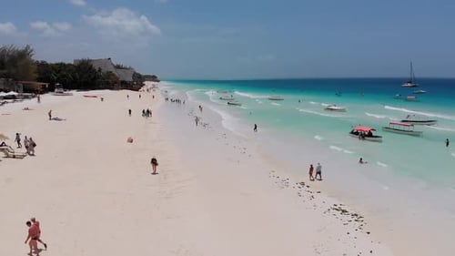 Luftaufnahme Paradise Sandy Beach mit klarem türkisfarbenem Ozean Sansibar Afrika