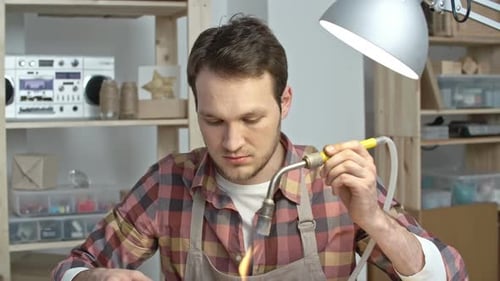Goldschmied in der Werkstatt