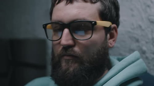 Verärgerter Webentwickler in einem Bombenschutz