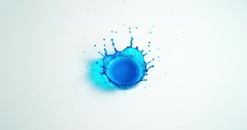 Blaue Flüssigkeit fällt ins Wasser vor weißem Hintergrund, Zeitlupe 4K