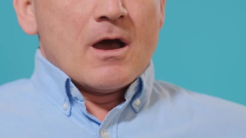 Mann mit Brille niest