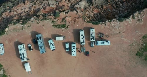 Luftaufnahme vieler Wohnmobile auf einem Parkplatz. Luftaufnahmen von Scenic Sea. Urlaub auf der Straße