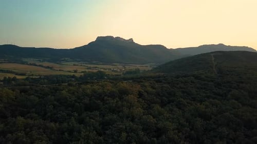 Vista da área exuberante com campo