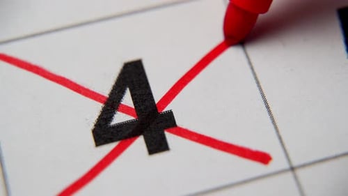 El cuarto número del calendario está tachado con una cruz roja en una macro en una hoja blanca