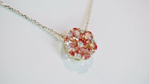 Halskette mit Rubin und Diamant im Luxusgeschäft