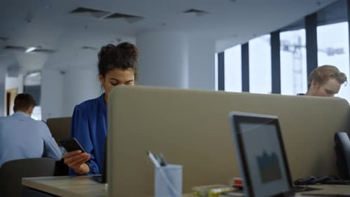 Femme d'affaires utilisant la technologie moderne au travail