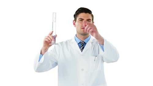 Arzt verwendet digitalen Bildschirm bei der Untersuchung der Chemikalie im Reagenzglas